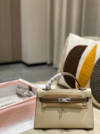 Naujas natūralios odos antrosios kartos krep&scaron;ys Mini krep&scaron;ys delno ra&scaron;tu Karvės odos, vieno peties moteri&scaron;kas krep&scaron;ys, klasikinis madingas ir universalus 21cm+box with silk scarf