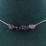 Pierres et Min&eacute;raux. Collier 4 perles Cordierite Iolite de Madagascar. Chaine en acier Collier femmes, hommes. Taille personnalisab