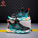 Vaiki&scaron;ki krep&scaron;inio bateliai tinklelis berniukams lipukai sportbačiai trinantis garsas kvėpuojantys vidurinės mokyklos vyresni vaikai studentų berniukų treniruotės 39