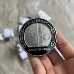 A0008170708 Sidabrinis Ženklelis Lipdukas ant Variklio Dangčio 2 Kai&scaron;čiai 57mm Variklio Dangčio Emblema AMG Mercedes Benz Klasėms W206 S206 CLA A35 A45 CLS Variklio Dangčio Lipdukas A0008170708 juoda