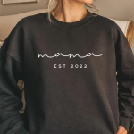 Mama EST 2023 m. megztinis Mama megztinis Valentino dienos mar&scaron;kiniai Motinos dienos dovana jos gimtadienio dovana Moteri&scaron;ki madingi gobtuvai S juoda