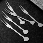 Nerūdijančio plieno vaisių &scaron;akutė vakarų stalo įrankiai maža &scaron;akutė su dviem dantimis &scaron;akute desertinis pyragas 5Pcs/Heart Shape