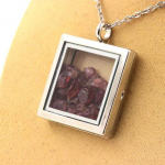 Pierres et Min&eacute;raux. Collier Grenat Rhodolite brut. Mod&egrave;le carr&eacute;. Couleur Argent.