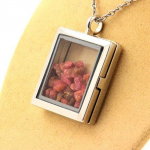 Pierres et Min&eacute;raux. Collier Spinelle brut. Mod&egrave;le carr&eacute;. Couleur Argent.