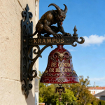 Krampus durų skambučio ornamentas su užra&scaron;u, ketaus ir dervos Kalėdų Helovino sveikinimo dekoras priekinėms durims, sienai, verandai, lauko namų dekoravimui raudona