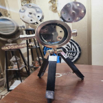 40,64 cm vintažinio trikojo studijos projektoriaus fotoaparatas nesenstantis meno ir funkcionalumo kūrinys