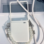 &bdquo;Crossbody&ldquo; telefono dėklas su perlų grandine, virvele, rie&scaron;o dirželiu, PU odos vyrių apsauga, ypač plonu, smūgiams atspariu apsauginiu dangteliu Moto Razr 50 balta