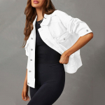 Moteri&scaron;kas tampraus džinsinio audinio &scaron;varkas ilgomis rankovėmis, džinsinis &scaron;varkas, trucker stiliaus &scaron;varkas su ki&scaron;ene M balta