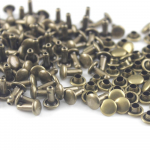 100 rinkinių 6/8 mm metalinės dvigubos dangtelio kniedės Smeigės Apvalios greitos kniedės, skirtos odinei rankdarbių rankinei, diržui, drabužiams, avalynei naminių gyvūnėlių apykaklės dekoravimui 6 x 8mm