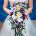 Eleganti&scaron;kos vestuvinės puok&scaron;tės nuotakos formos rankų darbo dekoras violetinė