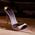 2025 m. vasaros nauji smailianosiai auk&scaron;takulniai su stiletto kulnu, pusiau &scaron;lepetės, moteri&scaron;ki, lakinės odos, juodi, universalūs, paprasti sandalai 35 abrikosas