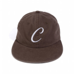 commoncapsuleproject Kepurė su 6 skydeliais ir plok&scaron;čiu snapeliu su C logotipu (Ruda) BROWN_FREE