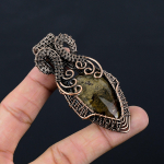Rock Calci Brangakmenis Varis Vyniotas Rankų Darbo Pakabukas Papuo&scaron;alas 2.99 Inches žalia