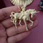 &bdquo;Blucome&ldquo; auksinės spalvos matinio metalo abstrakčios portretinės žmogaus veido sagės moterims, vintažinės paprastos segtukai Horse and Angle balta