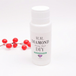 120 ml deimantinio dažymo sandariklis. Greitai džiūstantis, nuolatinis fiksavimas ir blizgesys. &bdquo;Pasidaryk pats&ldquo; konservatorius, skirtas 5D deimantų tapybos ir dėlionių rinkiniams LM 120ML