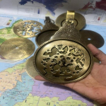 Žalvarinis kalendorius - Antikvarinis Vintažinis Navigacinis Astrologinis Jūrinis Dovana - Jūrinis Dekoras