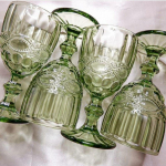 1 vnt europieti&scaron;ko stiliaus vintažinio reljefinio žiedlapio stiklo raižytas raudonojo vyno stiklo sulčių stiklas, taurė