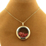 Pierres et Min&eacute;raux. Collier Spinelle brut. Mod&egrave;le M&eacute;daillon 25 mm. Couleur Or rose.