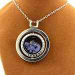 Pierres et Min&eacute;raux. Collier Tanzanite brut. Mod&egrave;le Sablier Sph&eacute;rique.