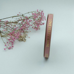 1 cm kokybės kar&scaron;čiu įtvirtintas kar&scaron;to &scaron;tampavimo sriegiuotas gėlės pakavimo kaspinas su užra&scaron;u