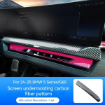 BMW 5 serijos i5 G60 2025-2025 Anglies pluo&scaron;to dekoratyvinė juostelė, skydelio priedai po centrinio valdymo navigacijos ekranu