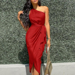 Moteri&scaron;ka &bdquo;Ruched Bodycon&ldquo; suknelė Asimetri&scaron;ka be rankovių, apvyniojama per petį, satininio diržo kokteilinė &bdquo;midi&ldquo; suknelė
