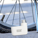 Kompakti&scaron;kas elektrinis siurblys dviračiams ir motociklams juoda