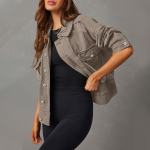 Moteri&scaron;kas tampraus džinsinio audinio &scaron;varkas ilgomis rankovėmis, džinsinis &scaron;varkas, trucker stiliaus &scaron;varkas su ki&scaron;ene S chaki