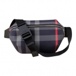 &bdquo;Burberry Sony Check Design&ldquo; drobinė vyri&scaron;ka rankinė su užtrauktuku, vidutinio dydžio, tamsiai mėlyna. Basic Set (Bag+Dust Bag) mėlyna