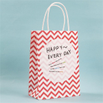 24 vnt. animacinių dovanų mai&scaron;eliai i&scaron; kraftpopieriaus su rankenomis &ndash; puikiai tinka gimtadieniui, vaikų sutiktuvių vakarėliui ir dovanėlėms A003