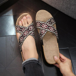 Paprasti drobiniai batai su padu Laisvalaikio atviro pir&scaron;to slydimo batai Patogūs vidaus &scaron;lepetės namuose 35-36 raudona