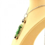 Pierres et Min&eacute;raux. Collier Grenat Tsavorite brut. Mod&egrave;le tube 50 mm.
