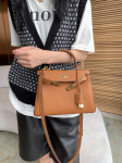 Natūralios odos krep&scaron;ys moteri&scaron;kas mink&scaron;tos odos didelis naujas madingas ir universalus ličio ra&scaron;to vir&scaron;utinio sluoksnio karvės odos rankinukas rankinė per petį 25x9x19cm ruda