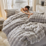 Auk&scaron;čiausios kokybės žieminis pliu&scaron;inis keturių dalių rinkinys i&scaron; triu&scaron;io kailio: Sutir&scaron;tintas koralinio fliso ir pieno aksomo antklodės užvalkalas su dirbtiniu kailiu, trijų dalių paklodžių komplektas. 1.5m (5ft) Bed