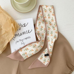 Derinamas su mažu &scaron;ilko skara, moteri&scaron;ku plaukų kaklarai&scaron;čiu ir siauru kaspinu