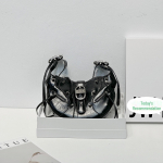 Didelės talpos, auk&scaron;tos kokybės moteri&scaron;ki motociklų krep&scaron;iai per petį ir pažastis, va&scaron;kuotos odos kruasanai 25*6*17cm sidabras