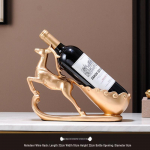 Eleganti&scaron;kas vyno stovas ir pertvaros spintelė svetainei &ndash; puiki įkurtuvių dekoracija