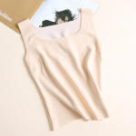 Tangge moteri&scaron;ka &scaron;ilko &scaron;lifuota kvadratine apykakle liemenė &ndash; labai elastinga, &scaron;ilta ir plona &scaron;ilkmedžio &scaron;ilkas rudeniui ir žiemai. M &scaron;viesiai smėlio spalvos