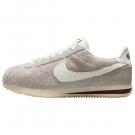 Nike Cortez Se Suede College Grey Dark Team Red Coconut Milk Sail Sportbačiai HF3142-001 42 pilka spalva