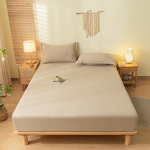 Mink&scaron;ta ir lygi vienspalvė &scaron;lifuota medvilninė paklodė viengulėms ir dvigulėms lovoms, užtikrinanti komfortą ir apsaugą nuo dulkių. 150cm*200cm Single Fitted Sheet chaki