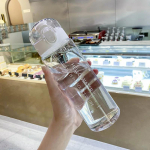 780 ml vandens butelis su at&scaron;okusiu dangteliu, nepraleidžiančiu sportinių gėrimų dirželiu, daugkartinio naudojimo ne&scaron;iojamasis vandens butelis, skirtas vaiki&scaron;koms moterims, kūno rengybos dovana 780ml