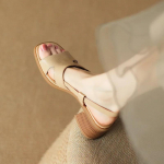 Mada 2024 Vasara Nauja Mada Kvadratinė Nosies Moteri&scaron;kos Basutės Eleganti&scaron;kos Storos Pakulnės PU Oda Atviras Pir&scaron;tas Moteri&scaron;kos Paplūdimio Basutės Zapatos De Mujer 35 ruda