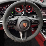 AABKU1 &bdquo;Porsche Taycan Boxste Panamera Macan Cayenne 718 971&ldquo; rankomis siūta auk&scaron;tos kokybės neslystanti zom&scaron;inė automobilio vairo apdaila