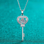 Moissanite karoliai moterims Love Heart Key Pakabukas 0,5 ct sterlingo sidabro laboratorijos deimantų karoliai su GRA sertifikatu 0.5ct