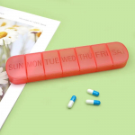 Savaitės vaistų tablečių dėžutės tablečių dėklas Vaistų dozavimo mini ne&scaron;iojamasis tablečių laikymo dėklas 7 tinkleliai PillBox tablečių laikymo talpykla violetinė