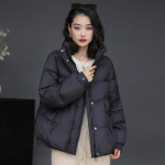 Moteri&scaron;ka trumpa žieminė striukė Moteri&scaron;ka madinga auk&scaron;čiausios klasės baltos spalvos pūkinė striukė M juoda