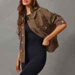 Moteri&scaron;kas tampraus džinsinio audinio &scaron;varkas ilgomis rankovėmis, džinsinis &scaron;varkas, trucker stiliaus &scaron;varkas su ki&scaron;ene M ruda