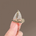 Eleganti&scaron;ka burlaivio sagė: Unisex segė su apsauga nuo atidarymo, puikiai tinkanti kostiumams