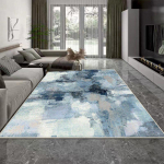 Meninis abstraktaus ra&scaron;to kilimas svetainei, modernus namų dekoras, sofos pliu&scaron;inė zona, dideli kilimai 200x300, miegamojo naktinis stalelis, neslystanti grindų danga 120*160cm