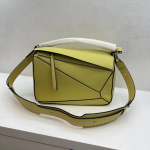 Natūralios odos moteri&scaron;ka rankinė su geometrinėmis siūlėmis, kontrastingos spalvos pagalvės formos krep&scaron;ys. Madingas Ne&scaron;iojamas Vienos Peties Įstrižas 18x8x12cm